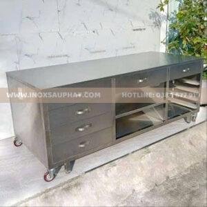 Bàn inox dài có ngăn kéo và kệ chứa đồ
