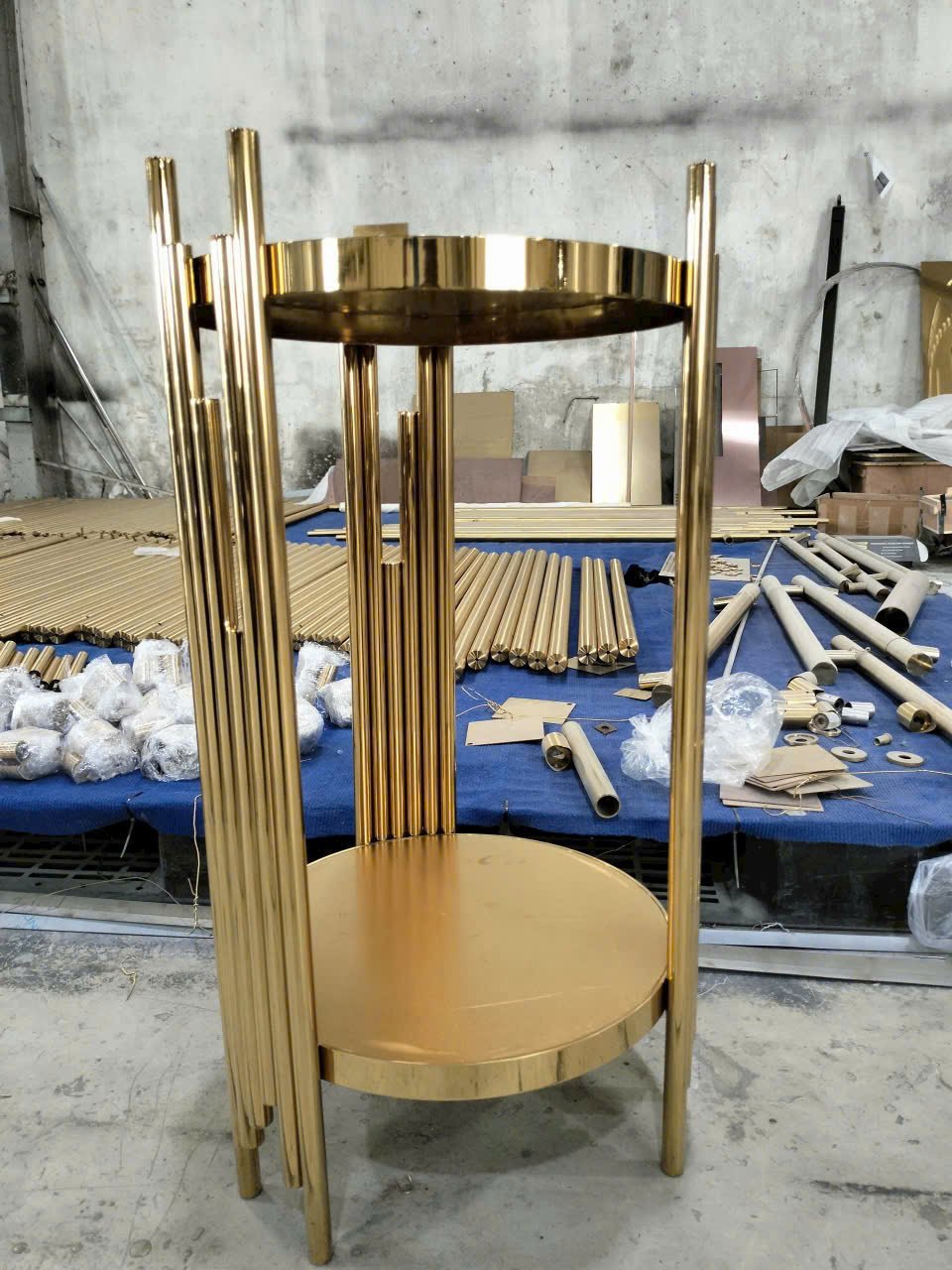 Bàn đứng inox mạ vàng