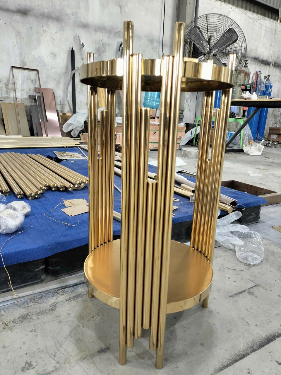 Bàn đứng inox mạ vàng