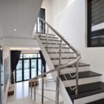 Tay vịn cầu thang inox đẹp cho nhà phố hiện đại