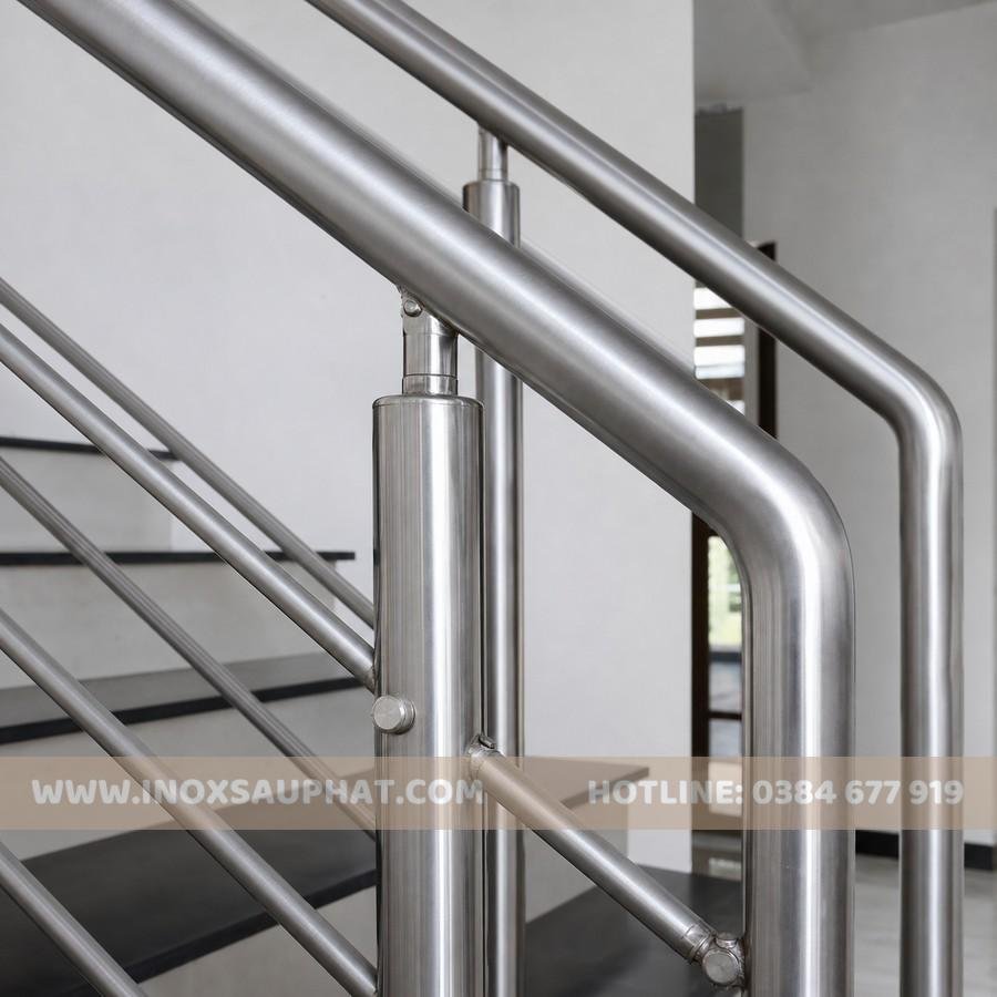 Chi tiết tay vịn cầu thang inox 304 sáng bóng chắc chắn