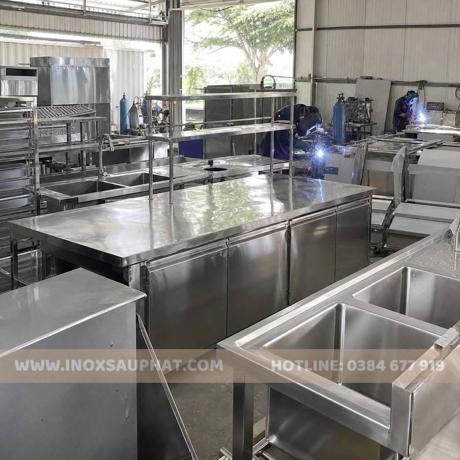Xưởng gia công inox công nghiệp tại TPHCM với bàn chậu kệ inox