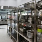 Kệ inox công nghiệp nhiều tầng trong bếp nhà hàng chuyên nghiệp